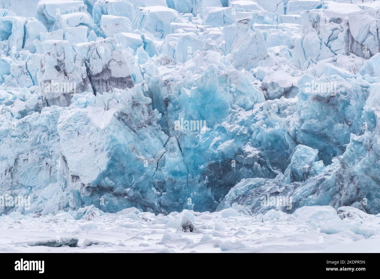 Front edge of a glacier in Svalbard, a Norwegian archipelago between mainland Norway and the North Pole, showing a crack in the ice as it is about to Stock Photo