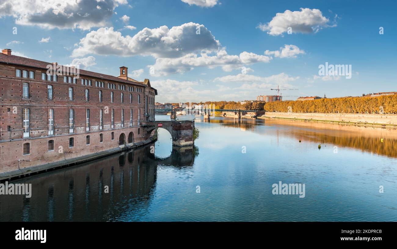 Old bridge and Hotel Dieu over the Garonne river in Toulouse, Haute Garonne, Occitanie, France Stock Photo