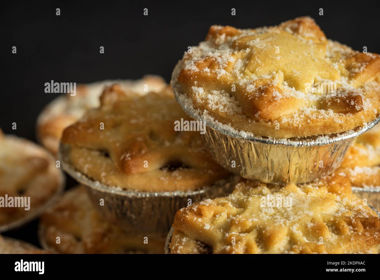 christmas mince pies background closeup Stock Photo - Alamy