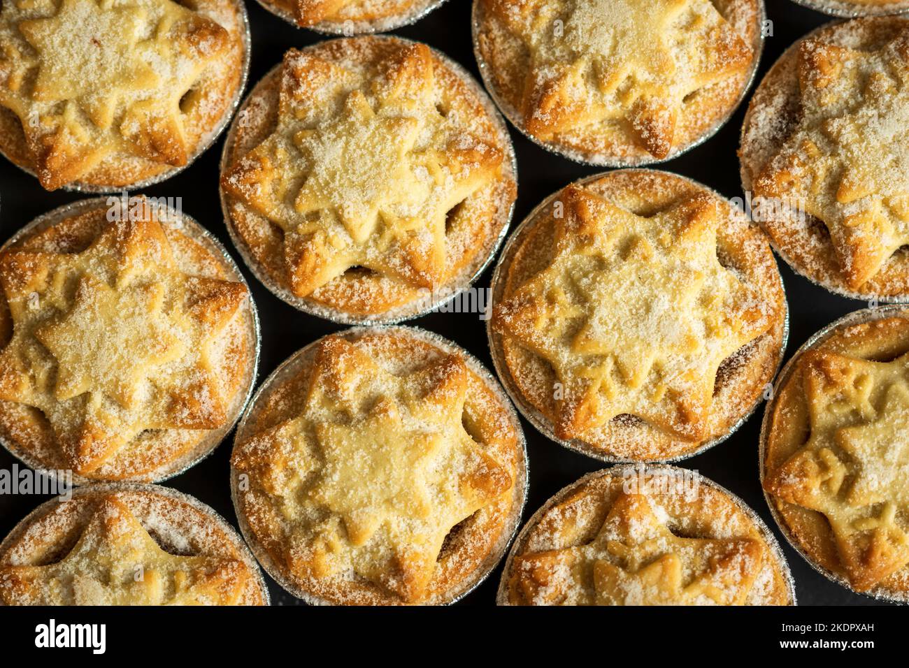 christmas mince pies background closeup Stock Photo - Alamy