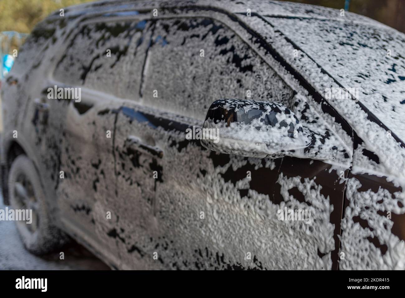 Washing mirrors in a car with active foam. Car wash Stock Photo Alamy