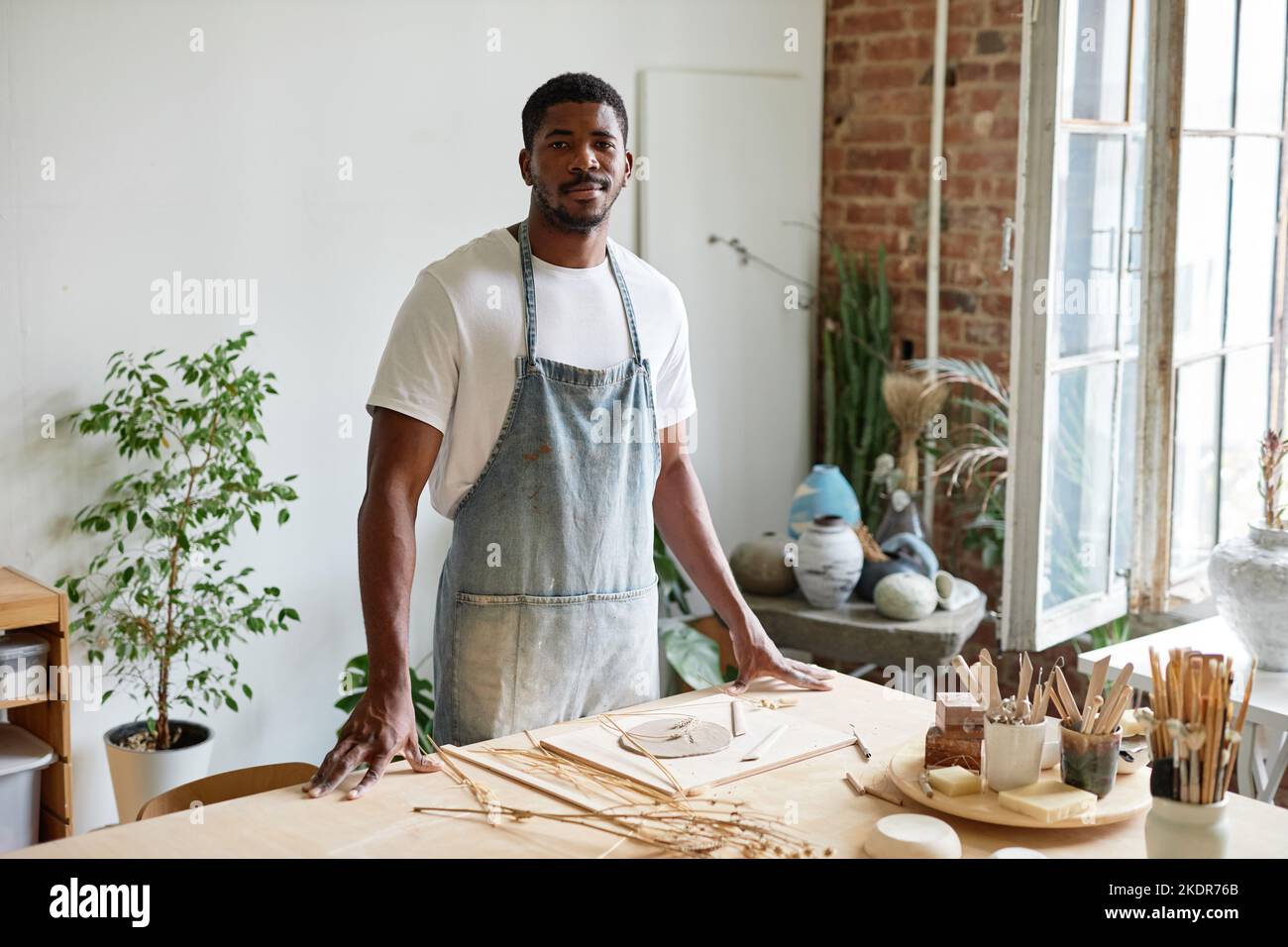 Male artist wearing apron hi-res stock photography and images - Alamy