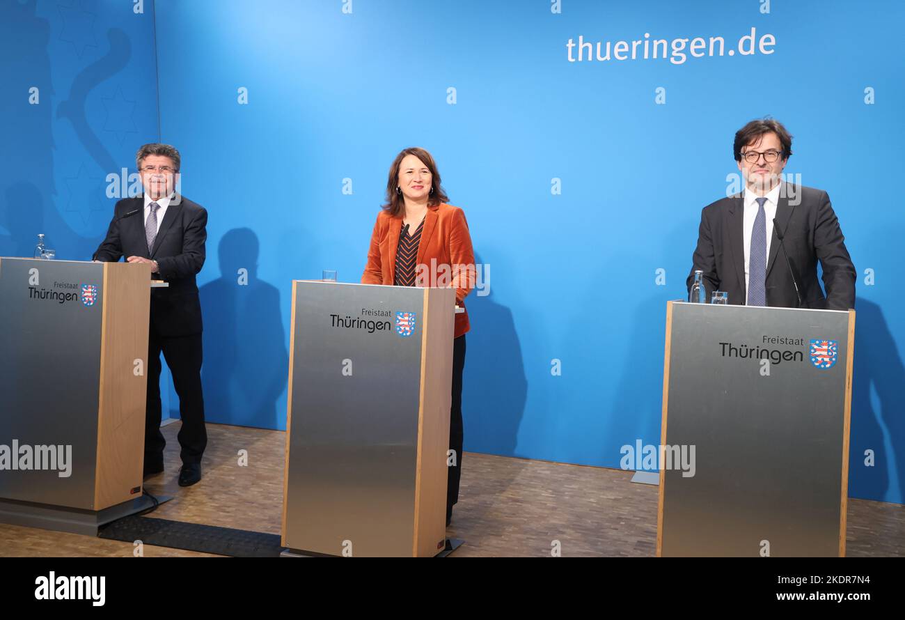 Erfurt, Germany. 08th Nov, 2022. Michael Brychcy, (l-r) President of the Association of Municipalities and Towns of Thuringia, Anja Siegesmund, (Bündnis 90/Die Grünen), Thuringia's Minister for the Environment, Energy and Nature Conservation and Thomas Budde, Managing Director of the Thuringian County Association will speak at a government press conference on the new climate package. Siegesmund will also report on the extension of Thuringia's membership in the regional climate protection network (Under2-Coalition). Credit: Bodo Schackow/dpa/Alamy Live News Stock Photo