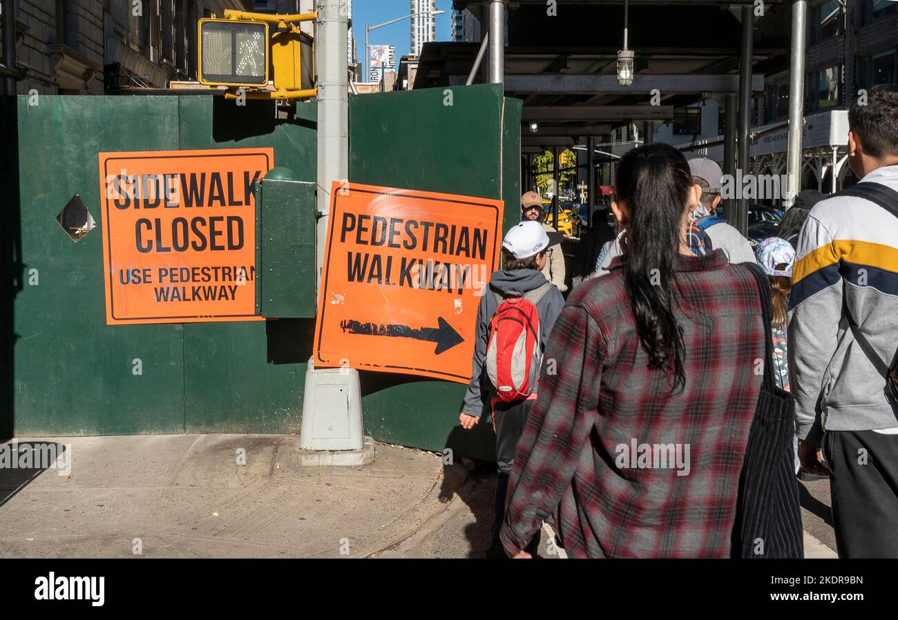 Sidewalk shed at a construction site in New York on Wednesday, November 2, 2022.  (© Richard B. Levine) Stock Photo