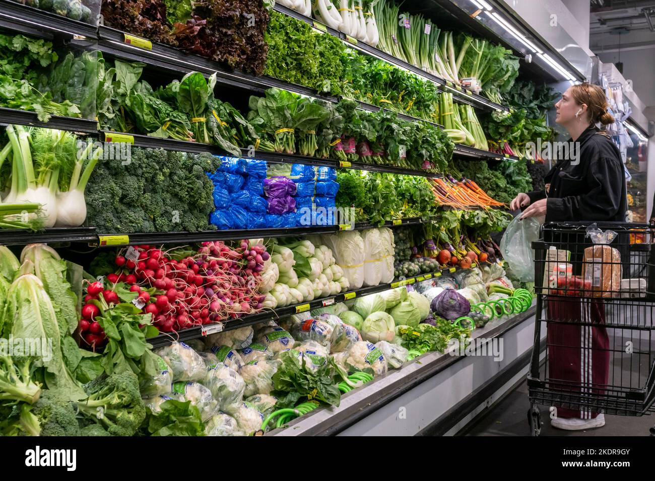 Shopping in a Whole Foods supermarket in New York on Wednesday, October 27, 2022. (© Richard B