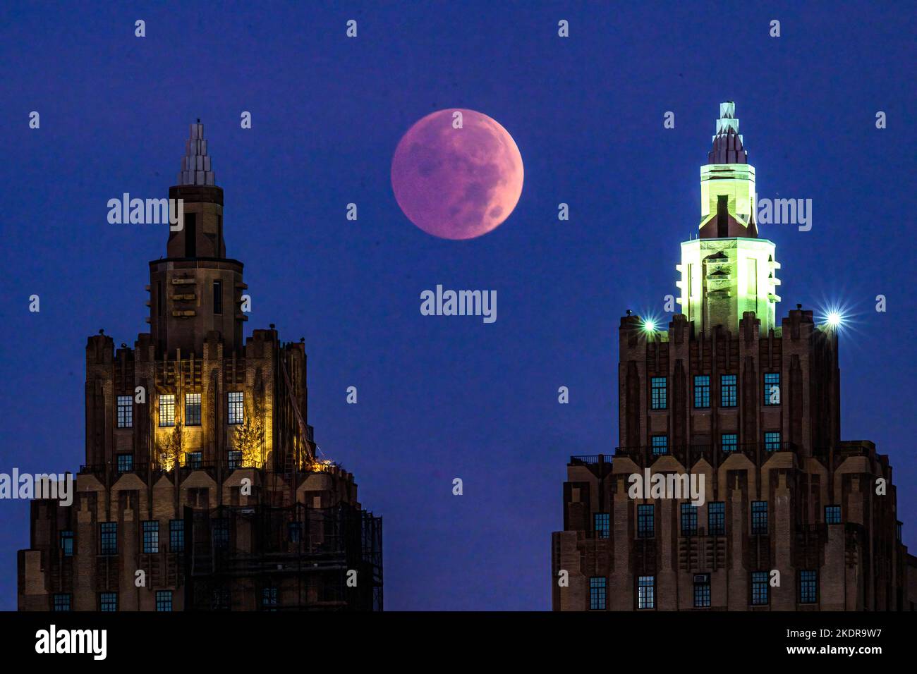 New York, USA. 8th Nov, 2022. A total lunar eclipse is seen over New York city's iconic San Remo apartment building towers in Central Park West Credit: Enrique Shore/Alamy Live News Stock Photo