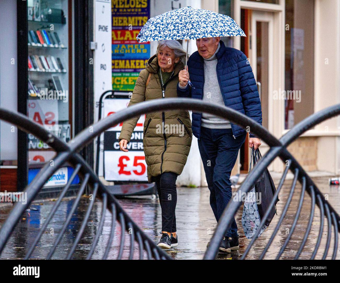 Couple holding money uk hi-res stock photography and images - Alamy