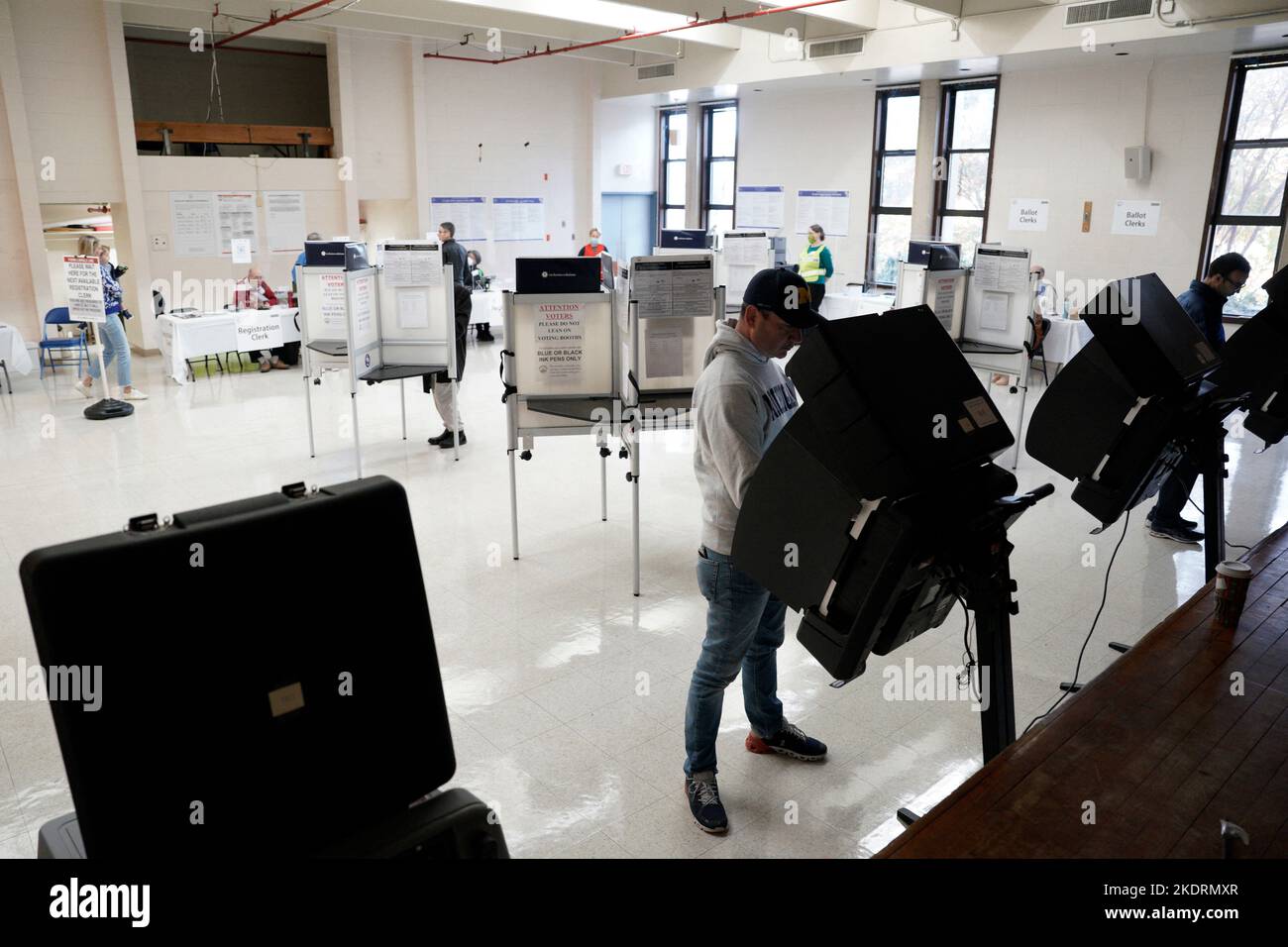 Washington, USA, 08/11/2022, Voters Cast Their Ballots At Local Library ...