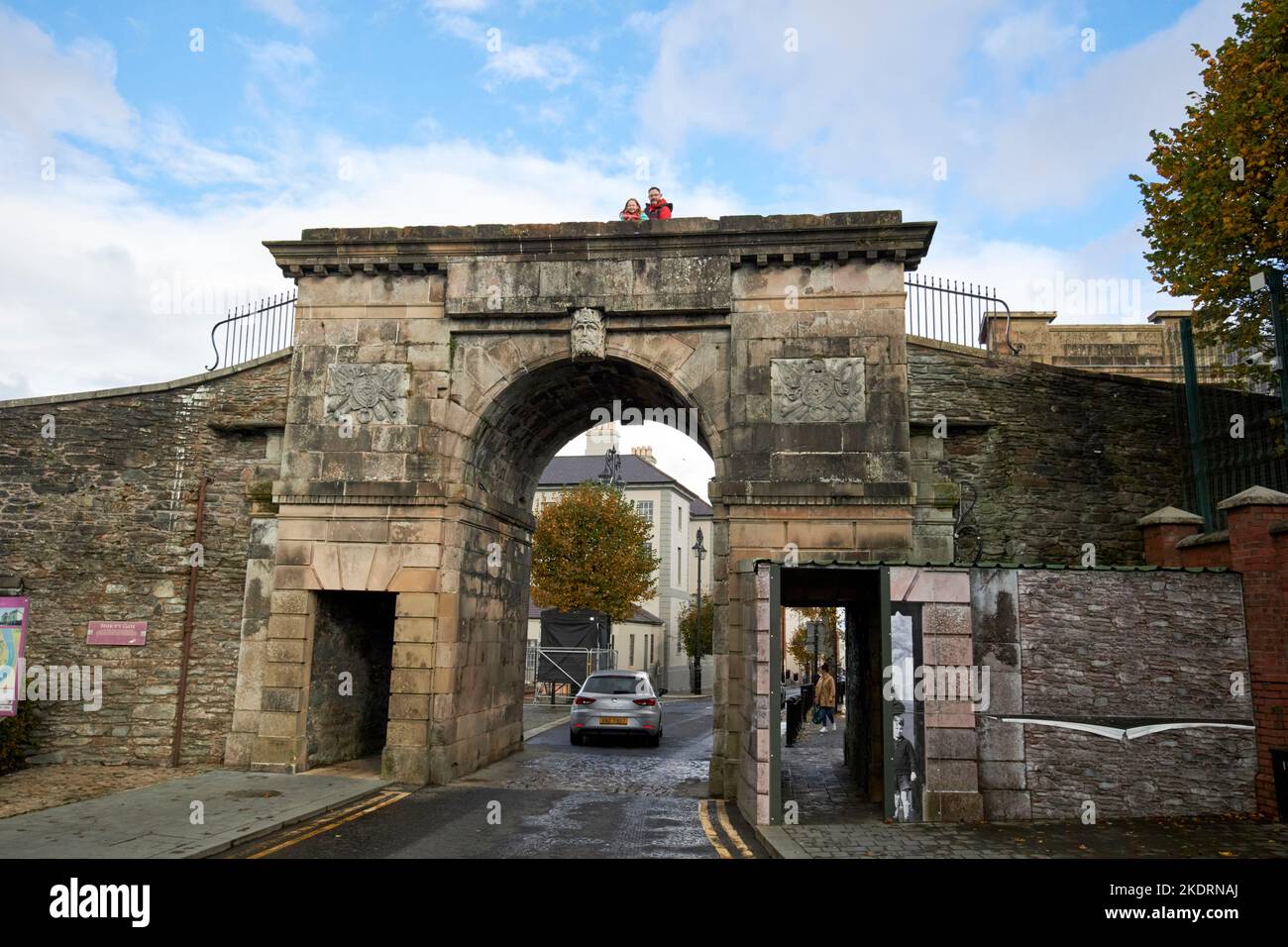 bishops gate one of the original four city gates derry londonderry northern ireland uk The original gate was replaced with a triumphal arch in 1789 Stock Photo