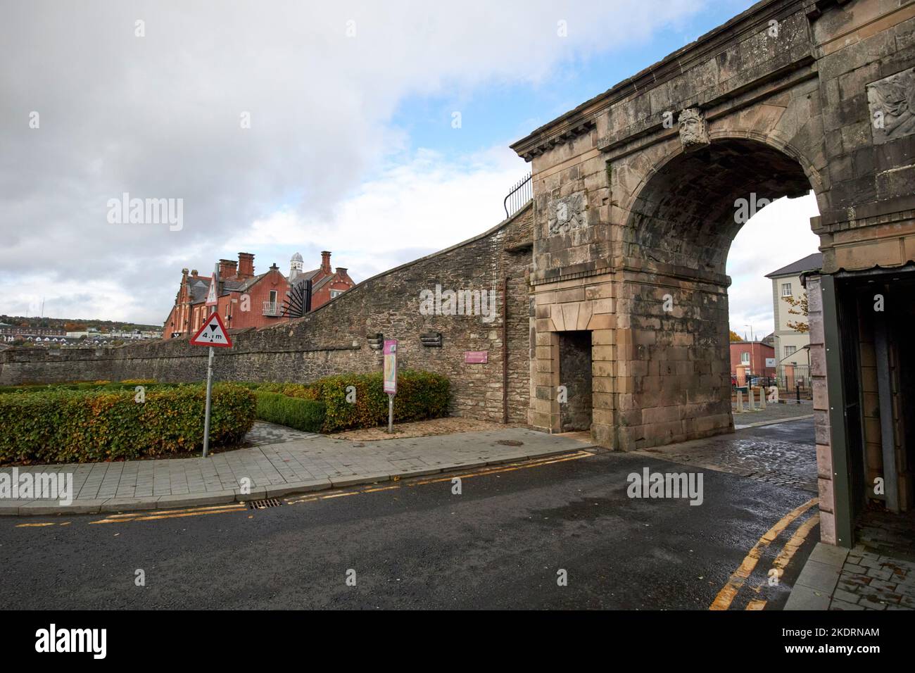 bishops gate one of the original four city gates in the walled city of derry londonderry northern ireland uk The original gate was replaced with a tri Stock Photo