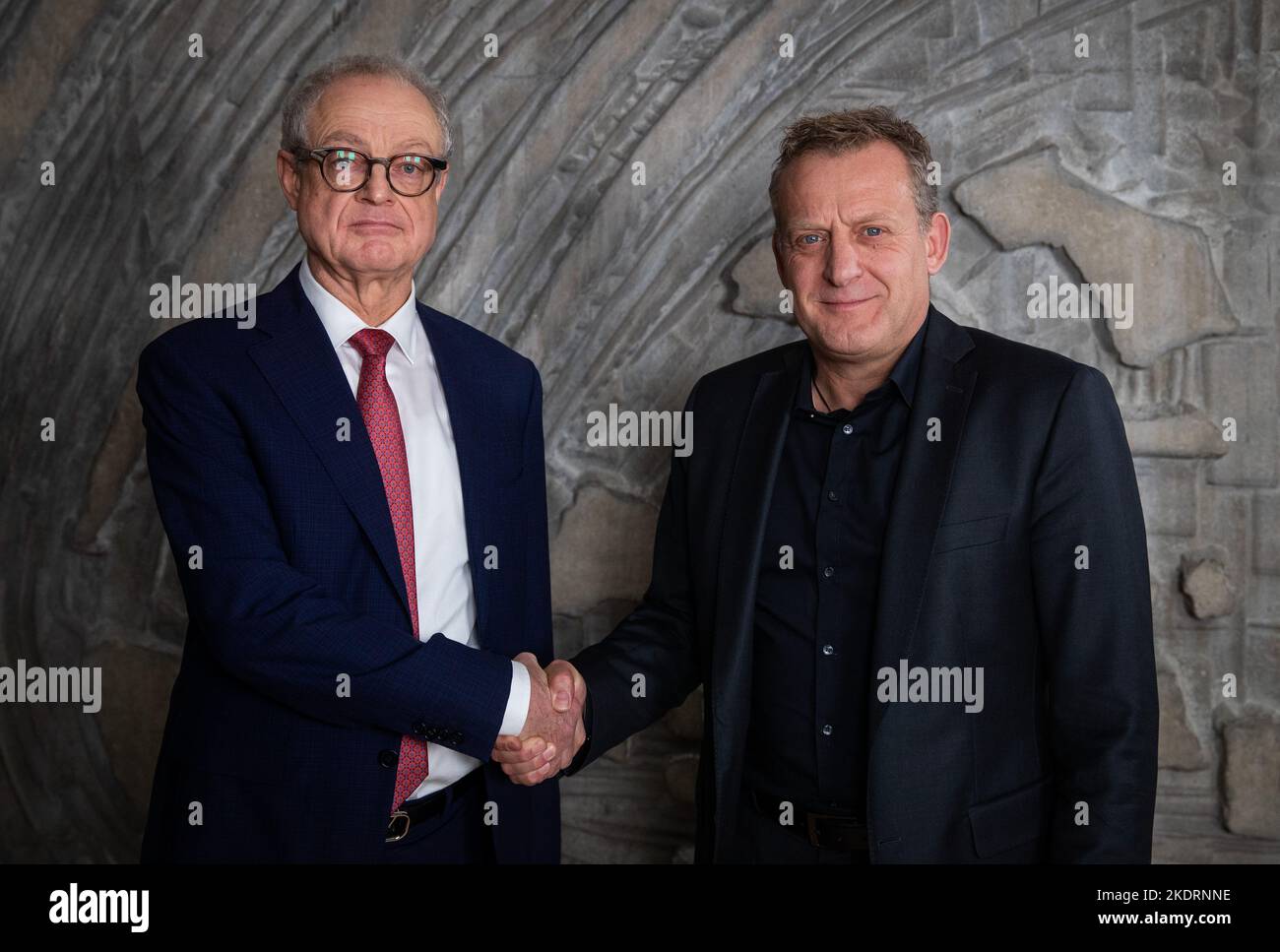 Baden-Wuerttemberg, Böblingen: 08 November 2022,  Before the start of further collective bargaining in the metal and electrical industry, Harald Marquardt (l), chief negotiator for Südwestmetall, shakes hands with Roman Zitzelsberger, district manager and chief negotiator for IG Metall Baden-Württemberg. Collective bargaining continues in fourth round. Photo: Christoph Schmidt/dpa Stock Photo
