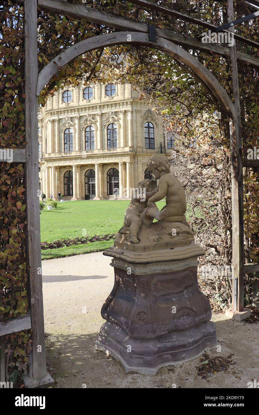 barocke Skulptur zwei Putten Engel Kinder mit Flöte im Schlosspark Park