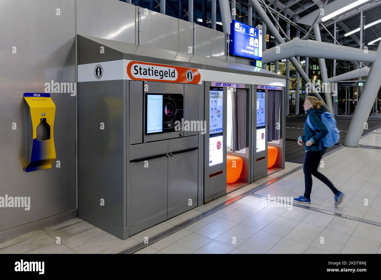 2022-11-08 17:50:57 UTRECHT - A return machine for plastic deposit bottles at Utrecht Central Station. Travelers can hand in their bottles and receive the deposit on their account via a little bit. ANP ROBIN VAN LONKHUIJSEN netherlands out - belgium out Stock Photo