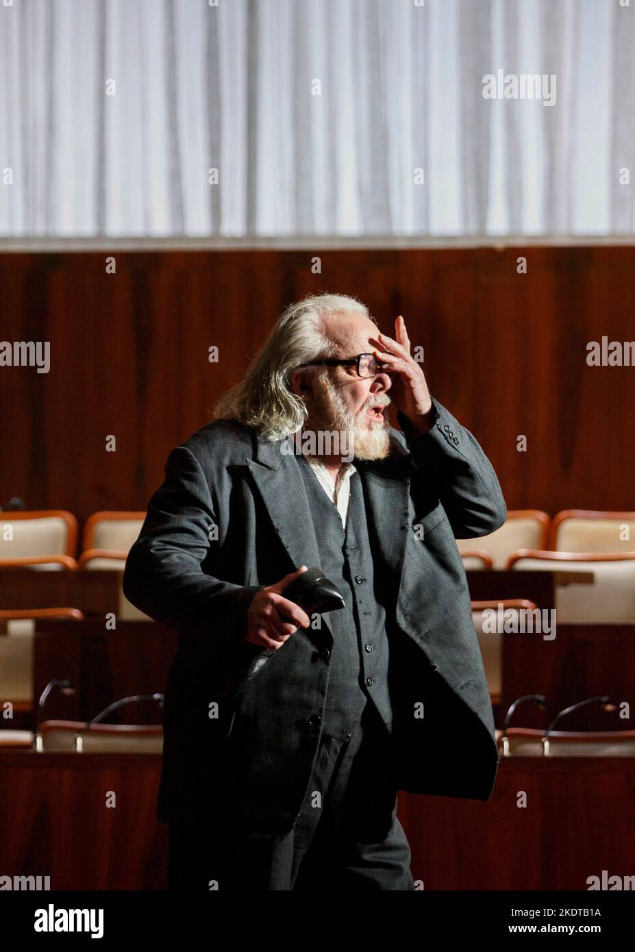 John Tomlinson (Moses) in MOSES UND ARON by Schoenberg at Welsh National Opera (WNO), Wales Millennium Centre, Cardiff, Wales  24/05/2014  conductor: Lother Koenigs  design: Anna Viebrock  lighting: Tim Mitchell  directors: Jossi Wieler & Sergio Morabito Stock Photo