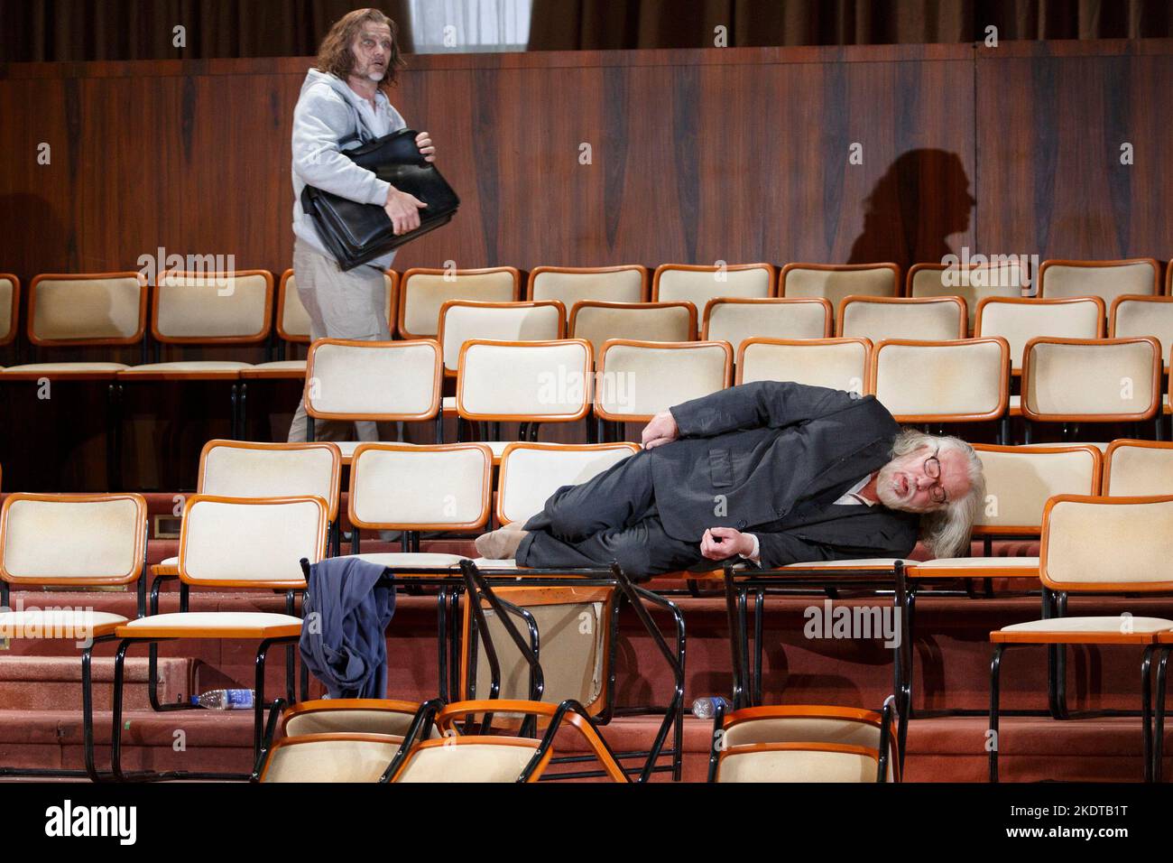 l-r: Rainer Trost (Aron), John Tomlinson (Moses) in MOSES UND ARON by Schoenberg at Welsh National Opera (WNO), Wales Millennium Centre, Cardiff, Wales  24/05/2014  conductor: Lother Koenigs  design: Anna Viebrock  lighting: Tim Mitchell  directors: Jossi Wieler & Sergio Morabito Stock Photo