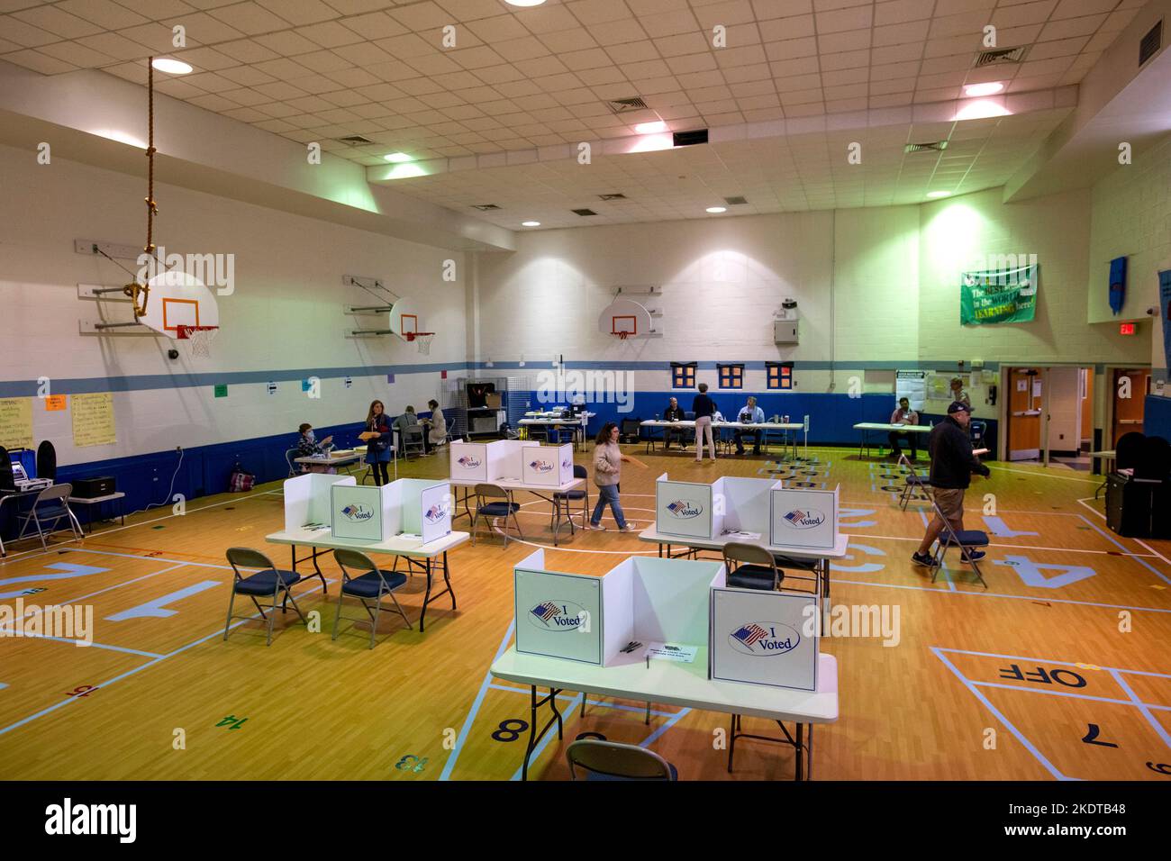 Alexandria, Virginia, USA. 8th November, 2022. As Americans head to the