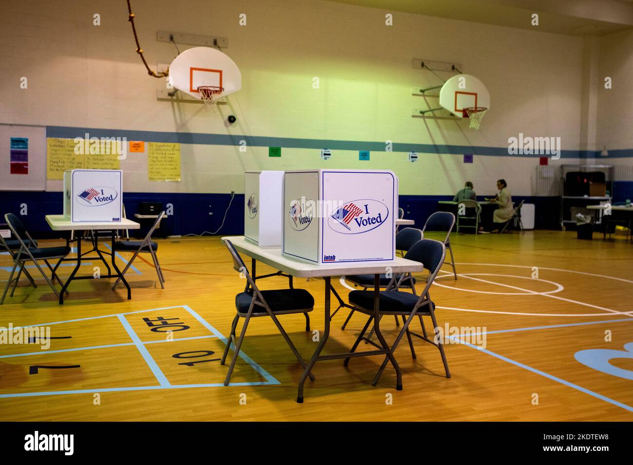 Alexandria, Vereinigte Staaten. 08th Nov, 2022. As Americans head to the polls to vote in the 2022 Midterm Elections, voting stations are set up in the gymnasium at Lyles-Crouch Traditional Academy in Alexandria, Virginia, Tuesday, November 8, 2022. Credit: Rod Lamkey/CNP/dpa/Alamy Live News Stock Photo