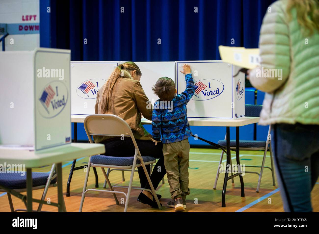 Alexandria, Vereinigte Staaten. 08th Nov, 2022. As Americans head to the polls to vote in the 2022 Midterm Elections, the early voters trickle in during the morning hours at Lyles-Crouch Traditional Academy in Alexandria, Virginia, Tuesday, November 8, 2022. Credit: Rod Lamkey/CNP/dpa/Alamy Live News Stock Photo