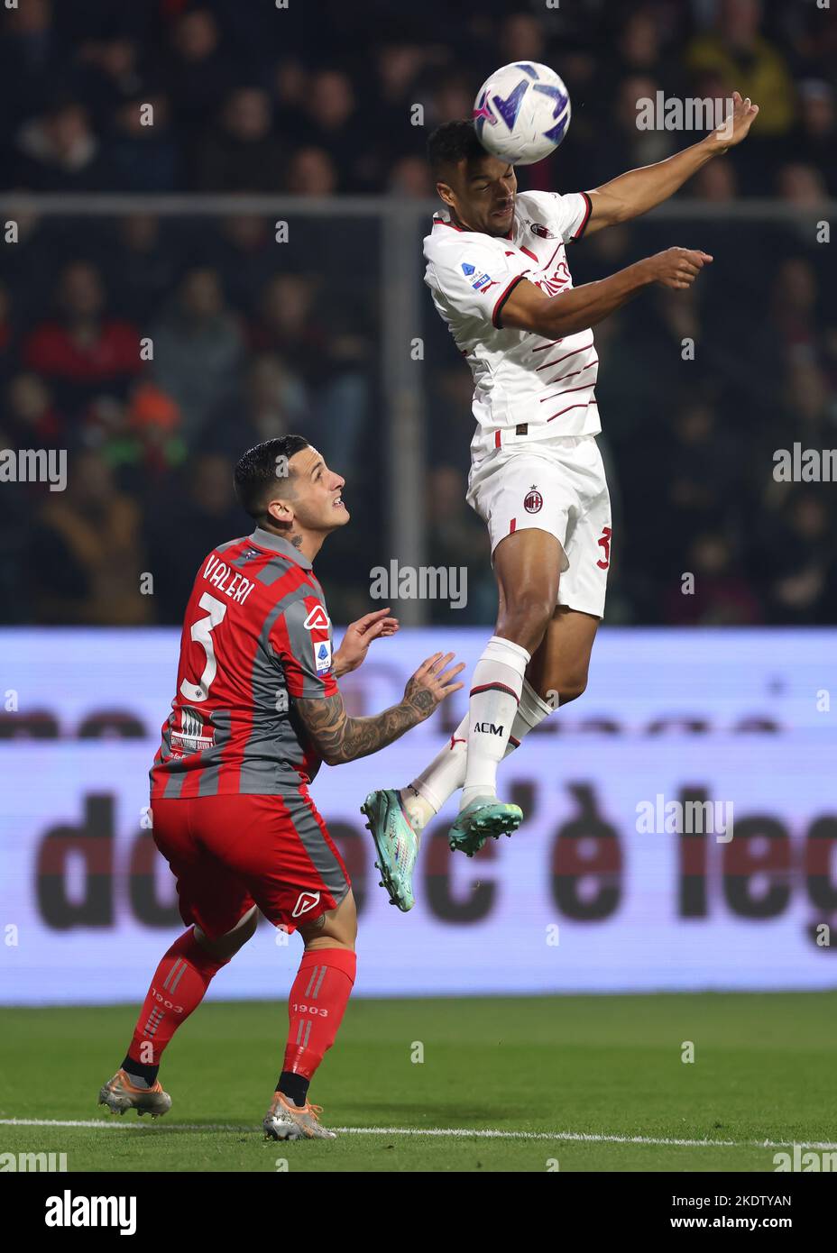 Lush Cremonese Vs Como: Italian Serie A Stats & Head-to-head Scene in 4K Lush Cremonese Vs Como: Italian Serie A Stats & Head-to-head Scene in 4K