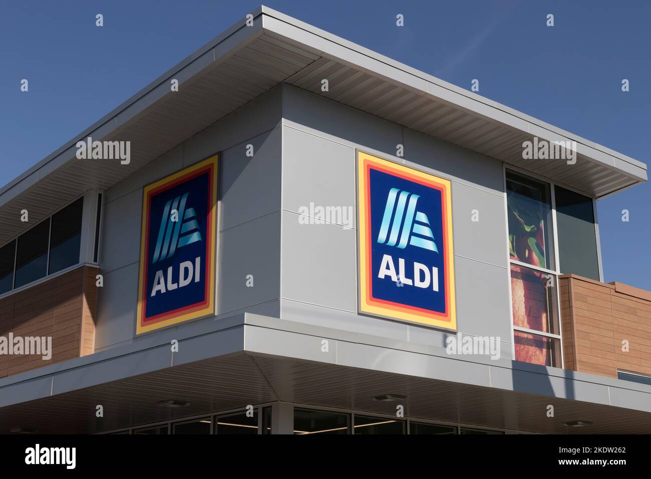 Ft. Wayne - Circa November 2022: Aldi Discount Supermarket. Aldi sells a range of grocery items, including produce, meat and dairy at discount prices. Stock Photo