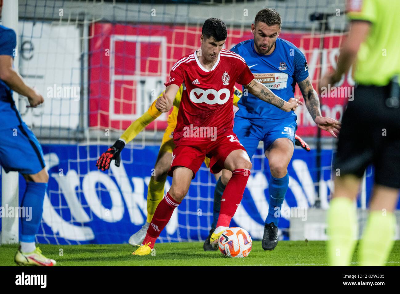 Dender's Georges Gabriel Brent, Dender's Kobe Cools and Standard's Stipe Perica fight for the ball during a Croky Cup 1/16 final game between Dender EH and Standard de Liege, in Denderleeuw, Tuesday 08 November 2022. BELGA PHOTO JASPER JACOBS Stock Photo