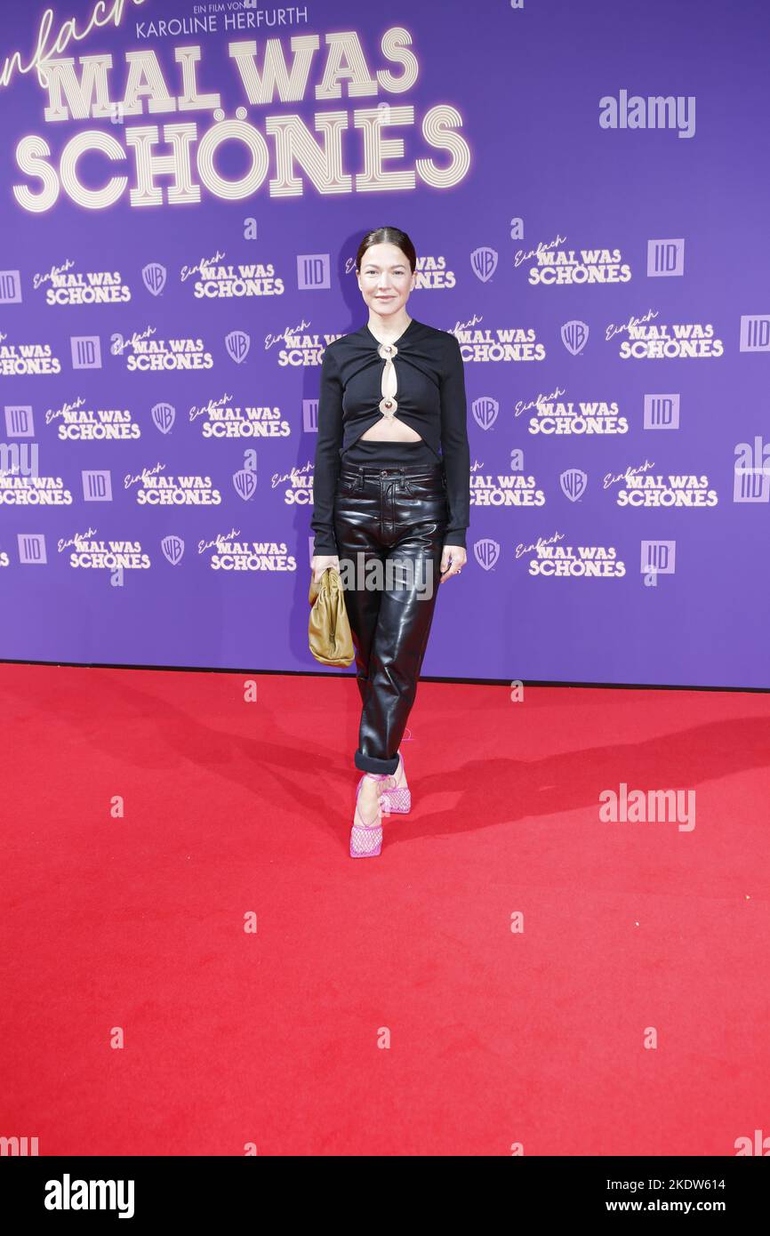 https://c8.alamy.com/comp/2KDW614/11082022-berlin-germany-hanna-herzsprung-attends-the-world-premiere-einfach-mal-was-schnes-at-the-zoo-palast-on-november-8th-2022-in-berlin-germany-a-karoline-herfurth-movie-einfach-mal-was-schnes-is-a-comedy-2KDW614.jpg