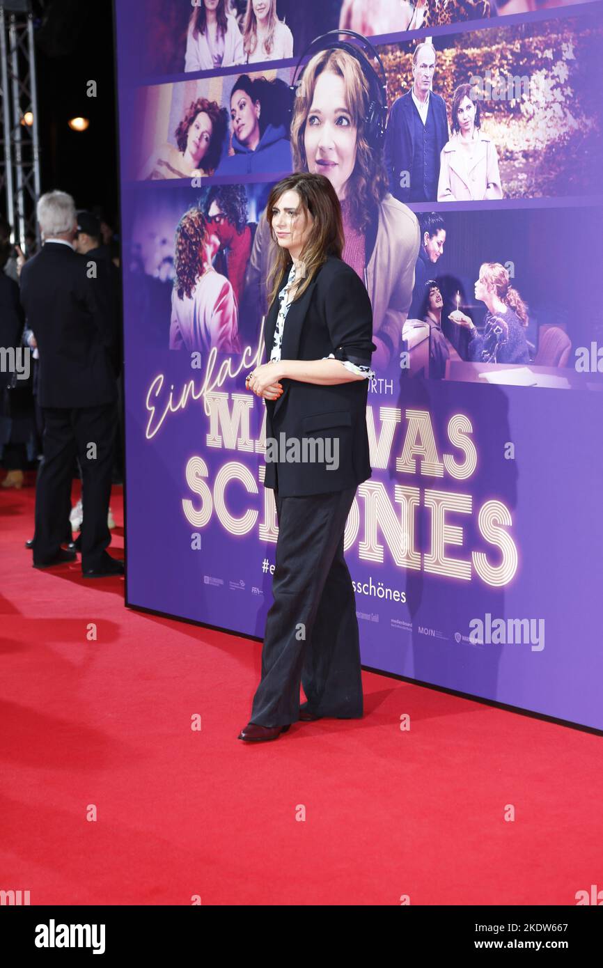 https://c8.alamy.com/comp/2KDW667/11082022-berlin-germany-nora-tschirner-attends-the-world-premiere-einfach-mal-was-schnes-at-the-zoo-palast-on-november-8th-2022-in-berlin-germany-a-karoline-herfurth-movie-einfach-mal-was-schnes-is-a-comedy-2KDW667.jpg