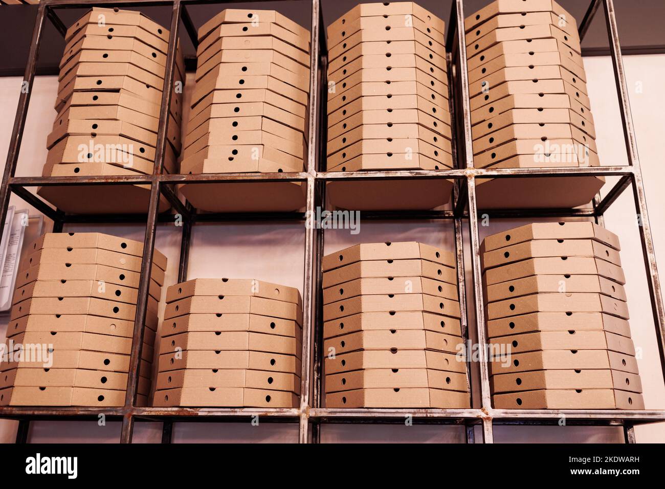 Hands of a pizzeria chef packing pizzas in generic unlabelled brown  cardboard boxes stacked four deep over white with copyspace Stock Photo -  Alamy