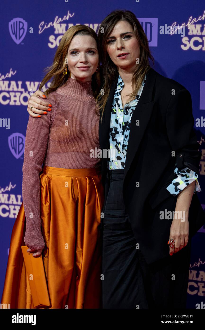 Berlin, Germany. 08th Nov, 2022. Karoline Herfurth (l), actress, and Nora  Tschirner, actress, arrive at the world premiere of the feature film  "Einfach mal was Schönes" at UCI Kinowelt Zoo Palast. The