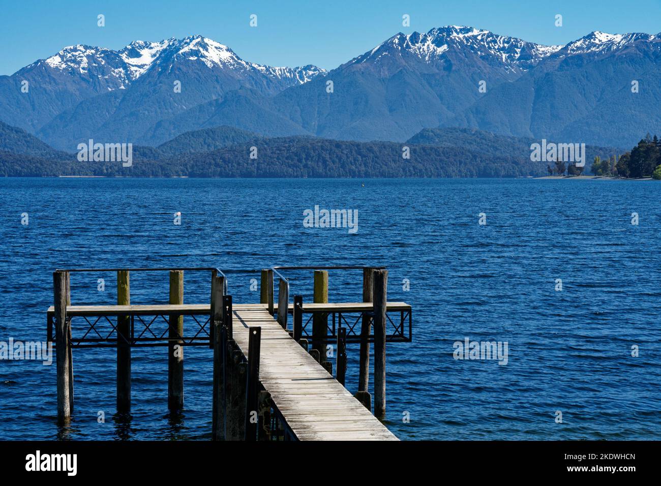 View over a jetty on Lake Te Anau waterfront. Te Anau, Southland, south island, Aotearoa / New Zealand. Stock Photo