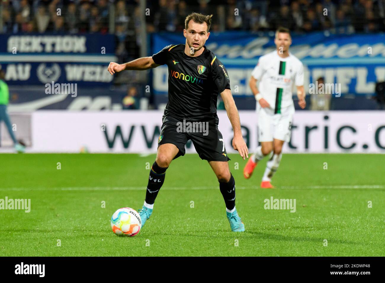 Kevin STOEGER (St?ger)(BO) with ball, single action with ball, action, full length, whole figure, whole figure, cut out, single image, single player, single action, football 1st Bundesliga, 14th matchday, VfL Bochum (BO ) - Borussia Monchengladbach (MG) 2: 1, on November 8th, 2022 in Bochum/Germany. Stock Photo