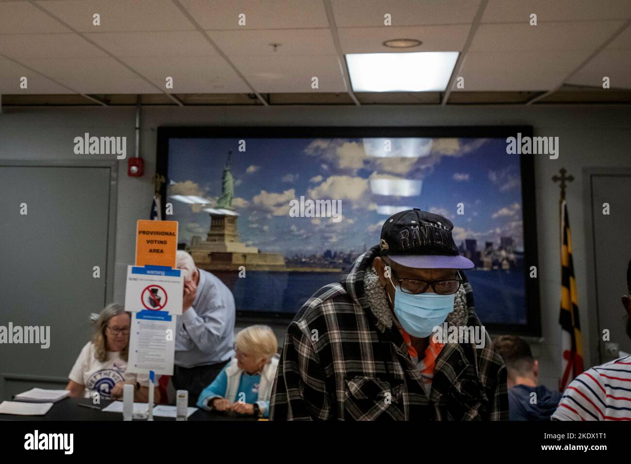 Annapolis, Vereinigte Staaten. 08th Nov, 2022. As Americans head to the polls to vote in the 2022 Midterm Elections, voters arrive at the Eastport Volunteer Fire Company in Annapolis, Maryland, Tuesday, November 8, 2022. Credit: Rod Lamkey/CNP/dpa/Alamy Live News Stock Photo