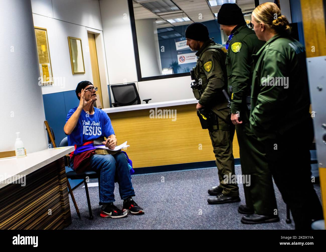 Reno, United States. 08th Nov, 2022. Sheriffs speak with a voter. Election day in Northern Nevada is met with a winter storm but turn remained busy for in person voting. Along side local elections the state will also vote on a Senator position and State Governor. Credit: SOPA Images Limited/Alamy Live News Stock Photo