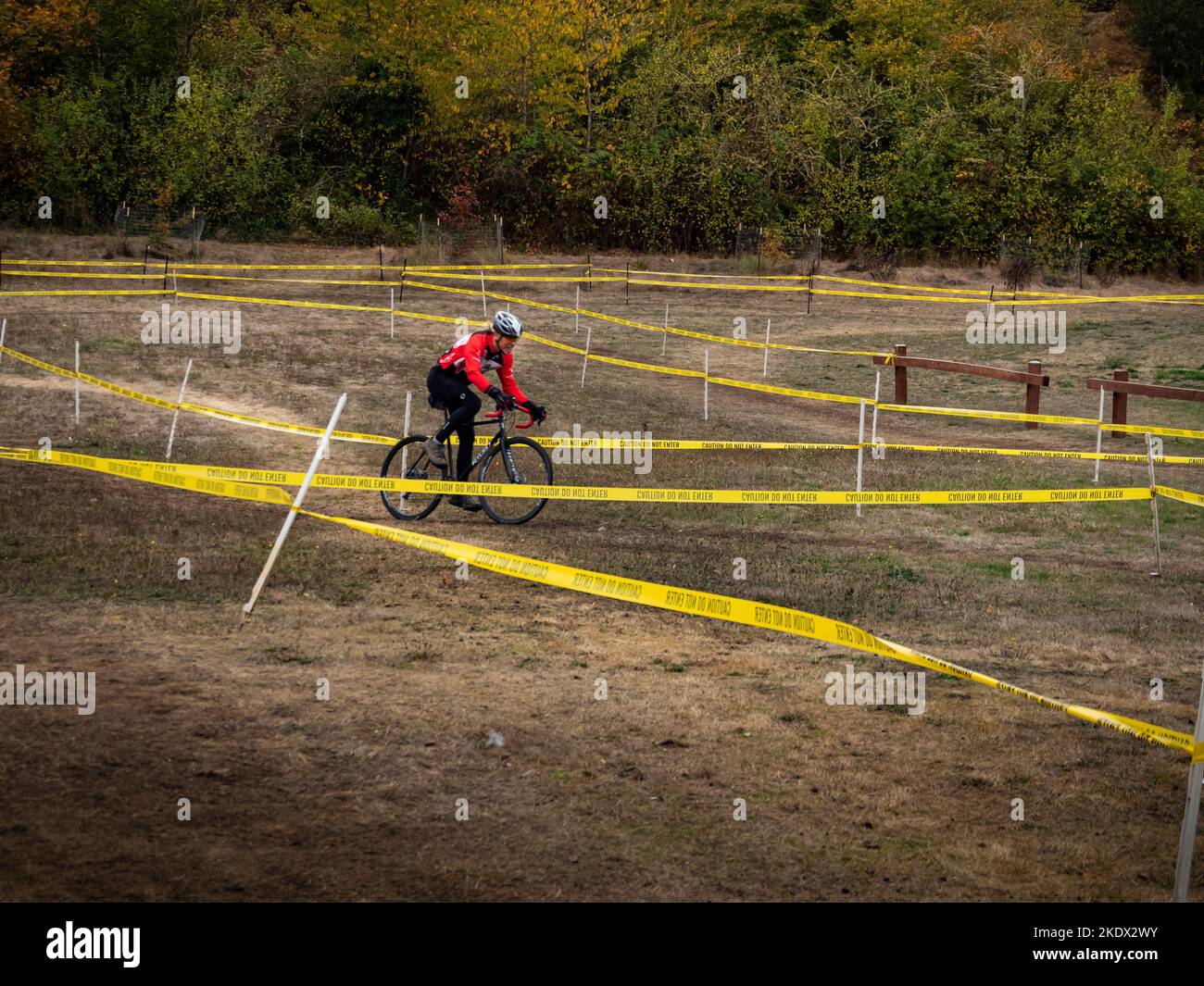 WA22471-00...WASHINGTON - Tom Kirkendall negotiating through a series of twisting turns at the Cross Revulsion Fort Steilacoom cyclocross race in Lake Stock Photo