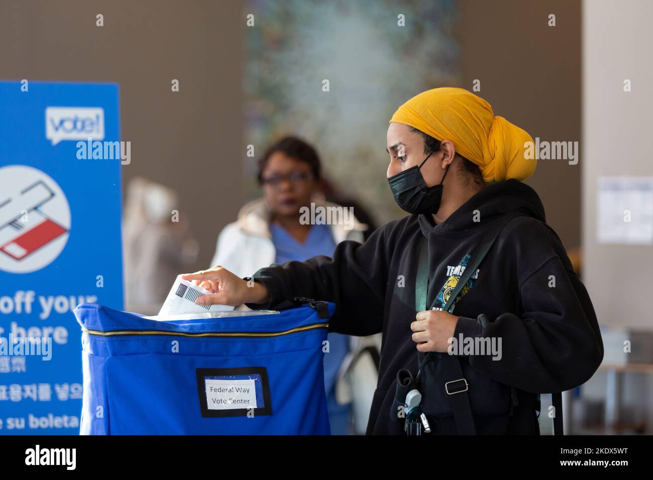 Federal Way, Washington, USA. 8th November, 2022. A voter deposits their ballot in a ballot collection bag at the Federal Way Performing Arts & Event Center in Federal Way, Washington on Tuesday November 8, 2022. Credit: Paul Christian Gordon/Alamy Live News Stock Photo