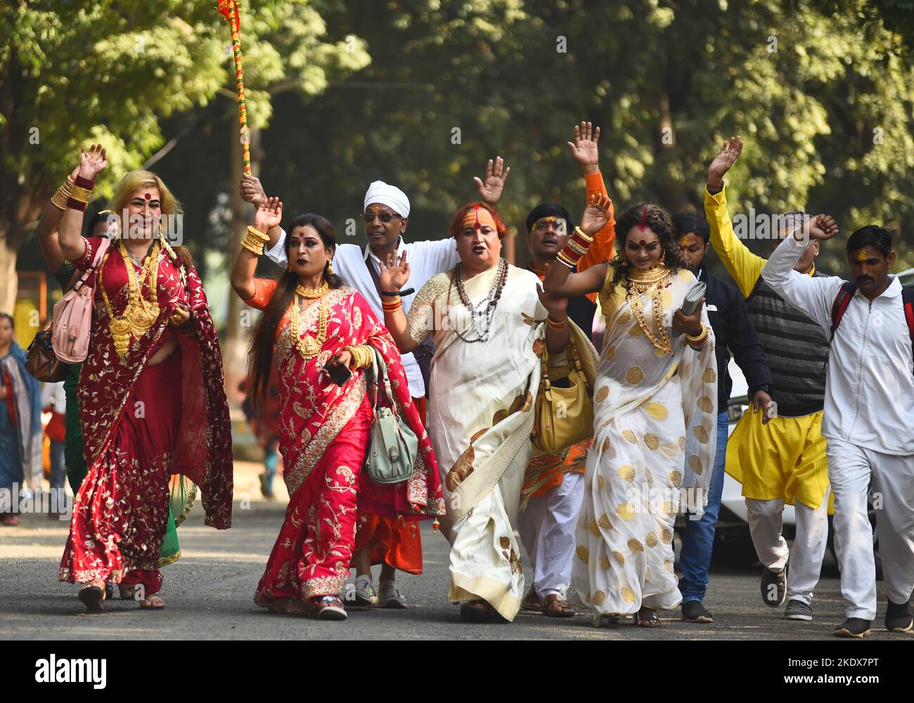 Jabalpur, Madhya Pradesh, India, 8th November : People belonging to the transgender community participate in a procession during the Narmad panchkroshi yatra on the occasion of 'Kartik Purnima' , the Hindu full moon festival in Bhedaghat Jabalpur. Photo BY - Uma Shankar Mishra Credit: INDIA-ENVIRONMENT-DROUGHT-WATER/Alamy Live News Stock Photo