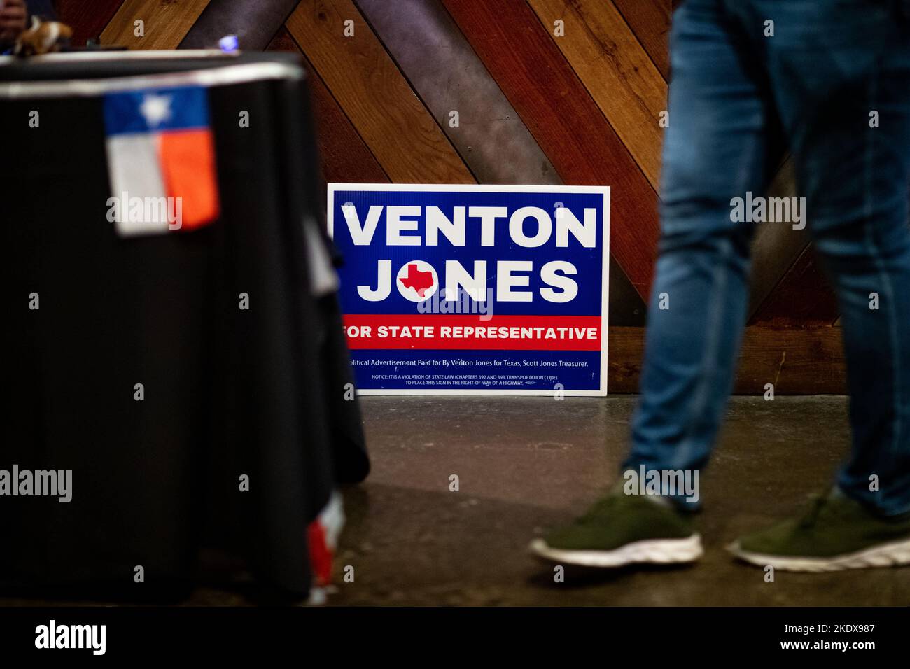 Dallas, Texas, USA. 8th Nov, 2022. Voters from Dallas and alongside city politicians join together at a midterm election watch party at the city's famous Gilieys, The Event Center, on November 8th, 2022. Venton Jones, a candidate for State Representative, is seen as one of the main focuses of the watch party. The group spends the night socializing, drinking, and eating while chatting with other city and state politicians that stop by. (Credit Image: © Chris Rusanowsky/ZUMA Press Wire) Credit: ZUMA Press, Inc./Alamy Live News Stock Photo