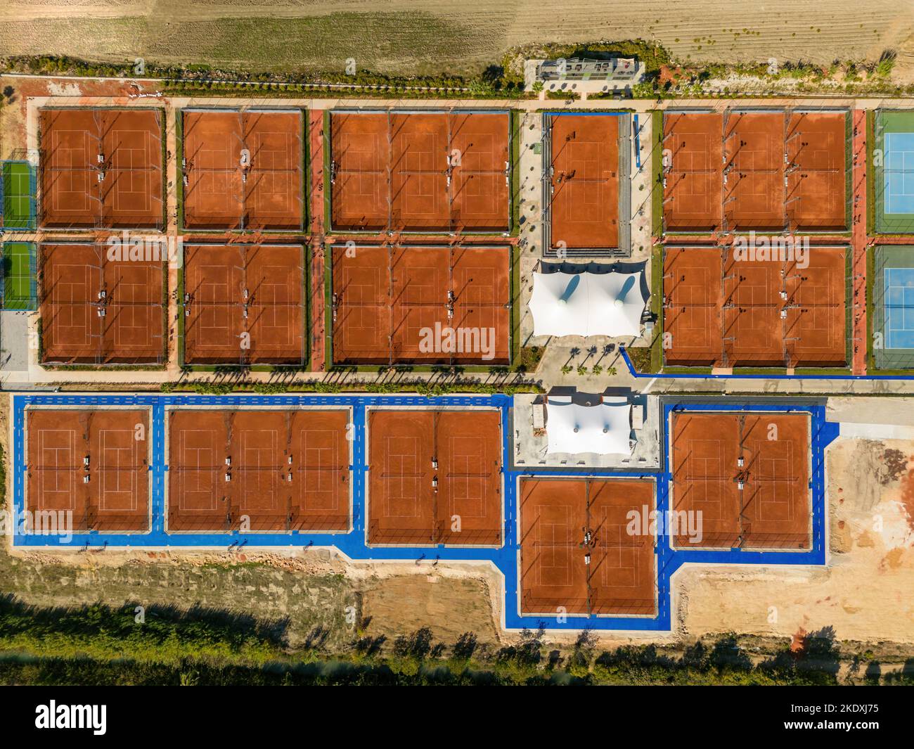 Empty clay tennis court hi-res stock photography and images - Alamy