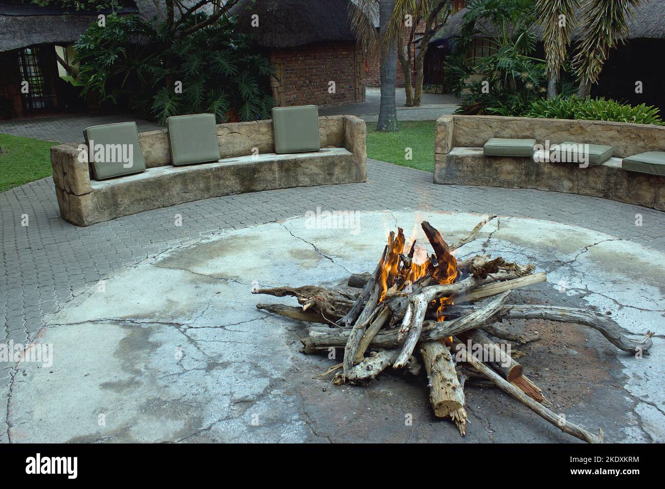 https://c8.alamy.com/comp/2KDXKRM/camp-fire-made-with-hardwood-from-the-african-bush-in-lapa-of-safari-lodge-2KDXKRM.jpg