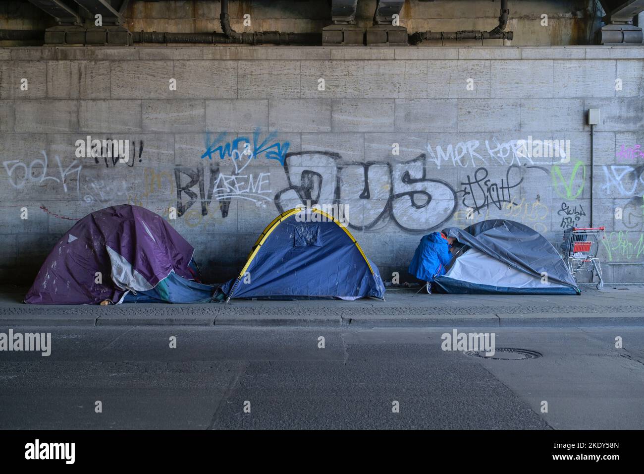 Zelte, Obdachlose, Brücke, Hardenbergplatz, Bahnhof Zoo, Charlottenburg, Charlottenburg-Wilmersdorf, Berlin, Deutschland Stock Photo