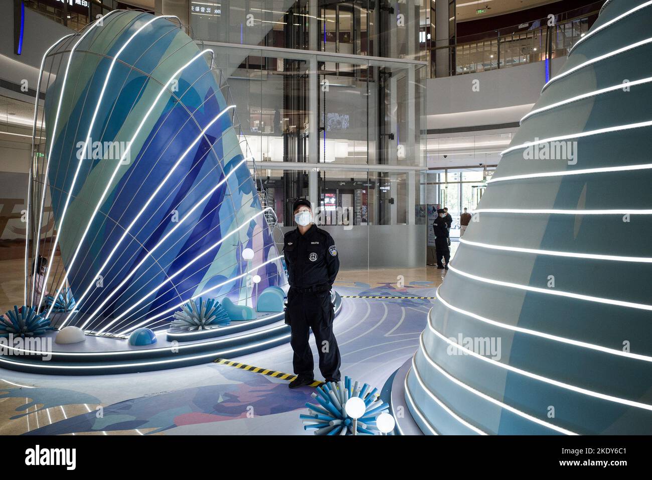 The world's largest single shopping mall WS Dream Plaza opens with 800.