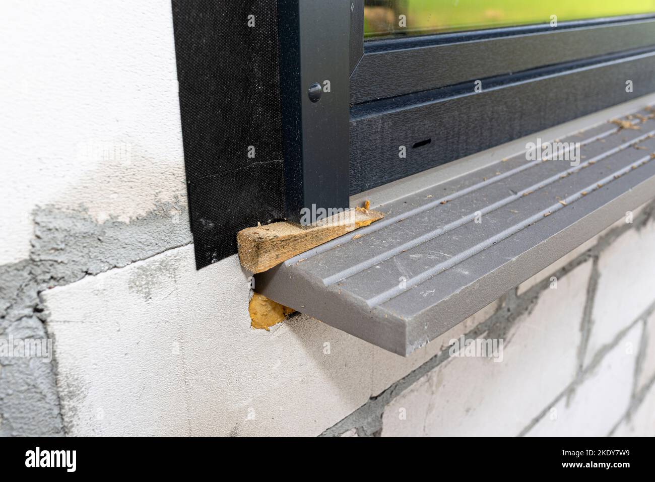 Warm installation of a three-layer window with a polystyrene window ...