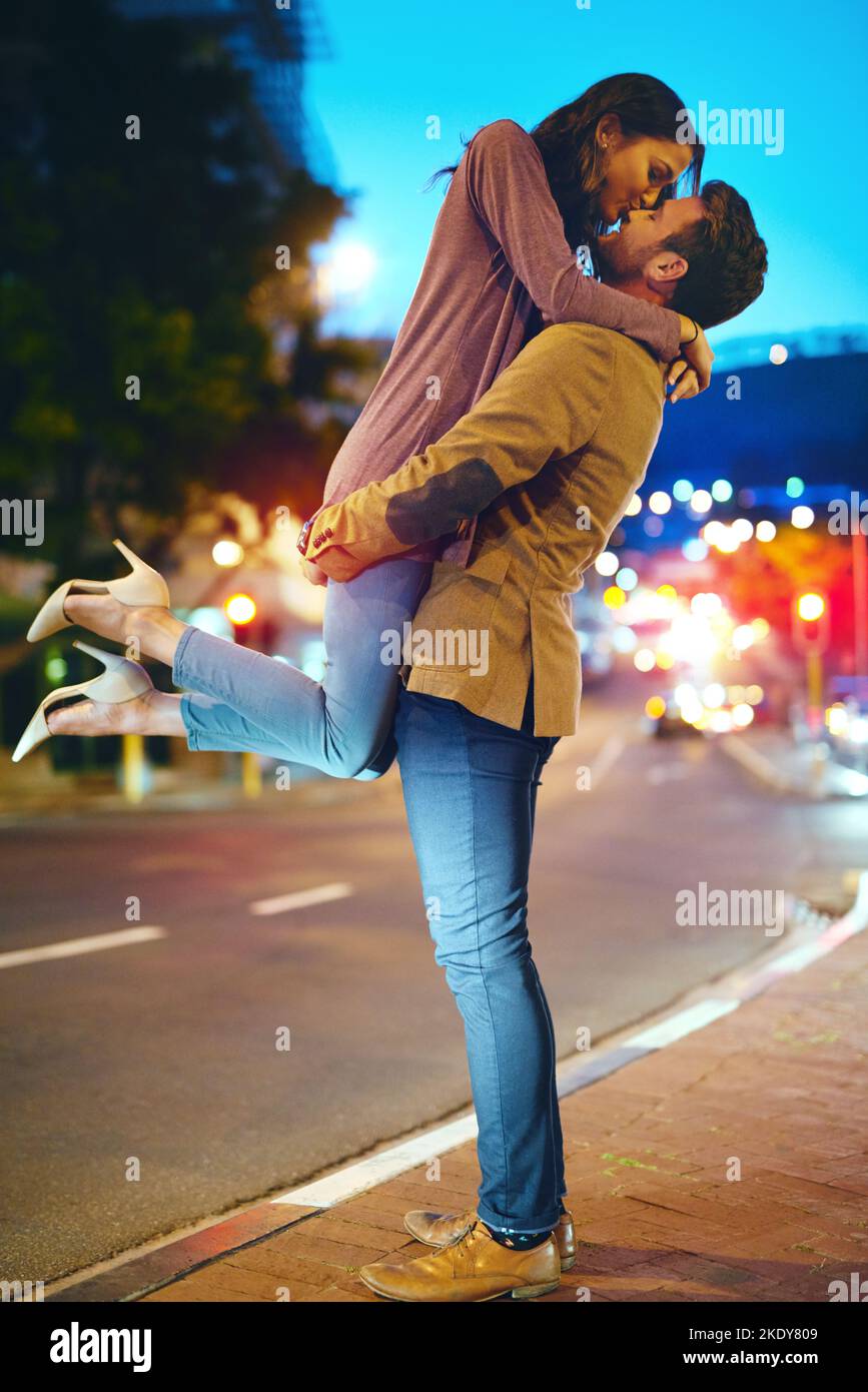 Couple kissing night hi-res stock photography and images - Alamy