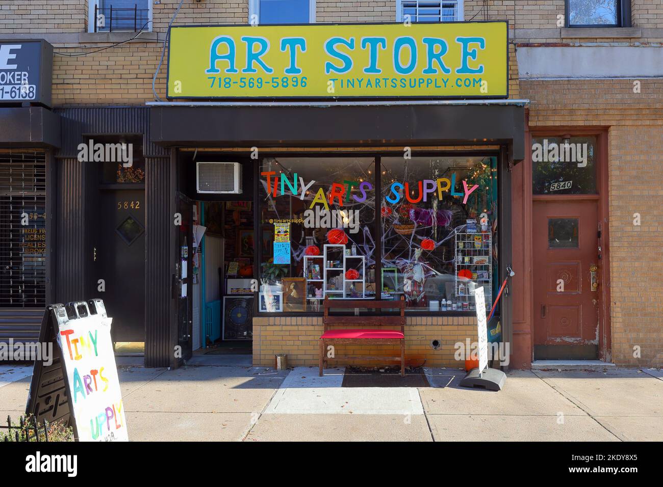 Tiny Arts Supply, 58-42A Catalpa Ave, Queens, New York, NYC storefront photo of an art store in Ridgewood. Stock Photo