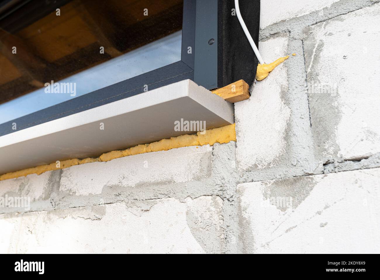 Warm installation of a three-layer window with a polystyrene window ...