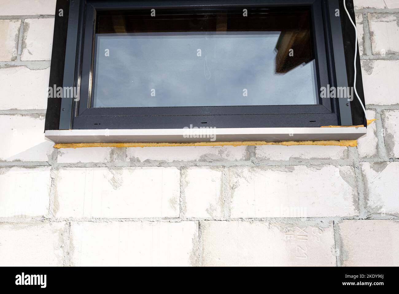Warm installation of a three-layer window with a polystyrene window ...