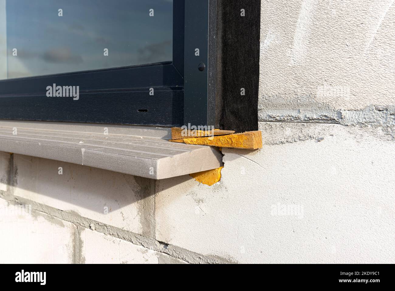 Warm installation of a three-layer window with a polystyrene window ...