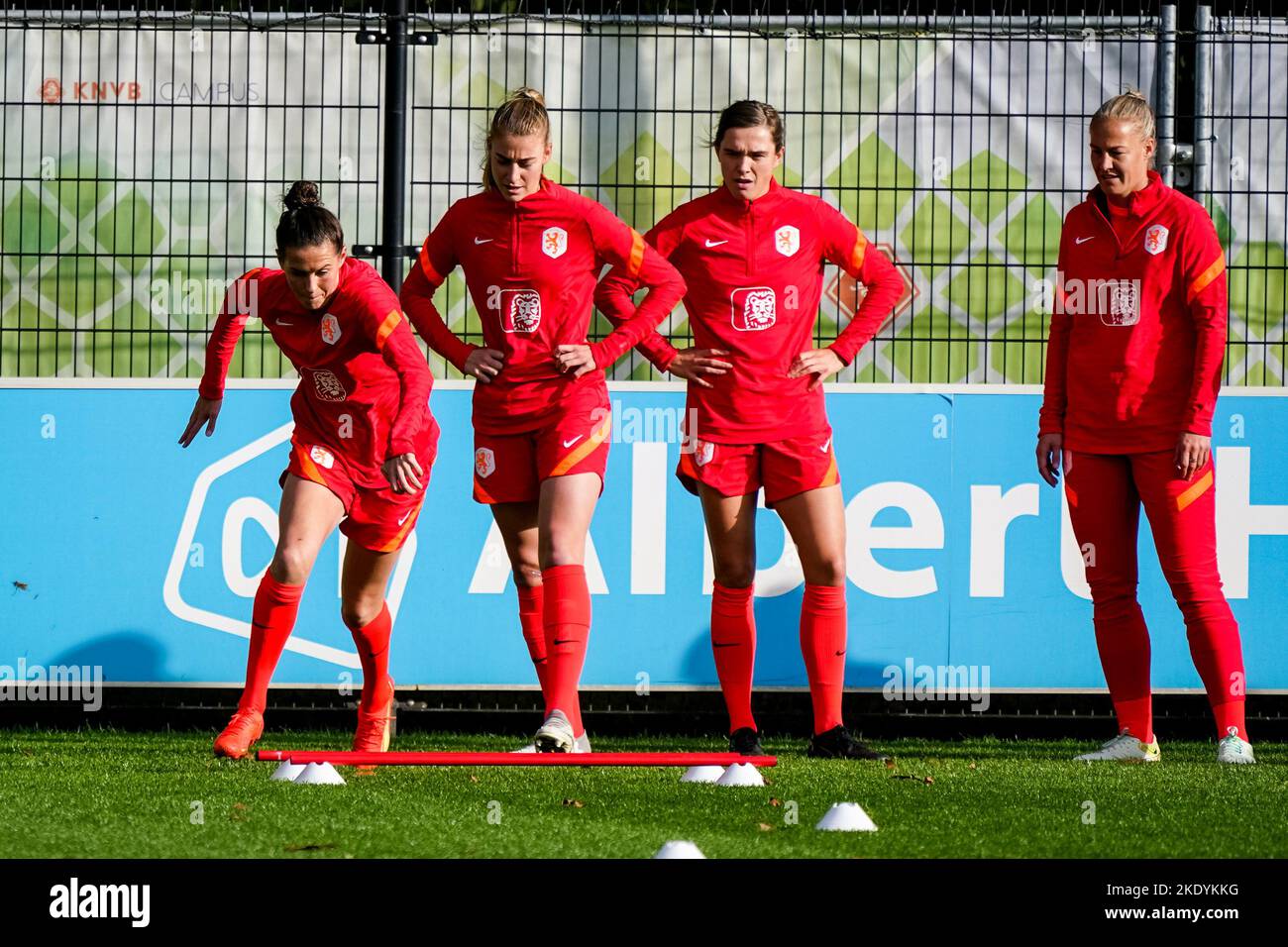 ZEIST, NETHERLANDS - NOVEMBER 9: Merel van Dongen of the Netherlands, Lisa Doorn of the Netherlands, Alieke Tuin of the Netherlands and Stefanie van der Gragt of the Netherlands during a Training Session of the Netherlands Womens Football Team at the KNVB Campus on November 9, 2022 in Zeist, Netherlands (Photo by Jeroen Meuwsen/Orange Pictures) Stock Photo