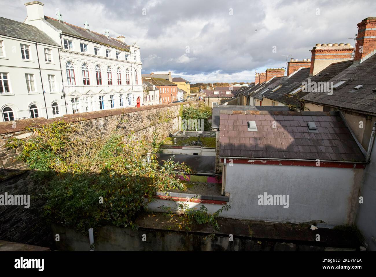 terraced old houses in fountain street beneath derrys walls derry londonderry northern ireland uk Stock Photo