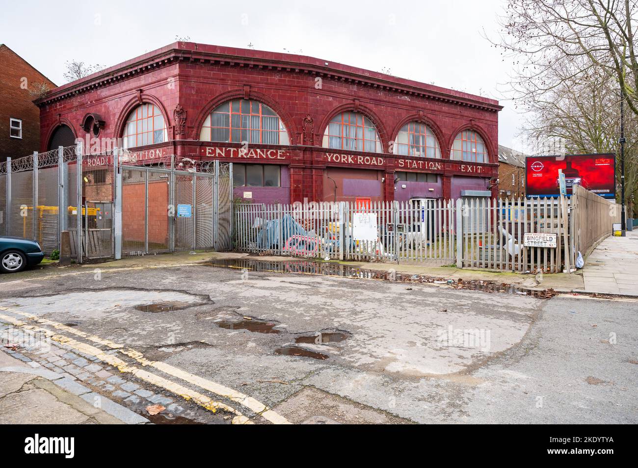 York Rd Station Disused york road underground station hi-res stock photography and ...